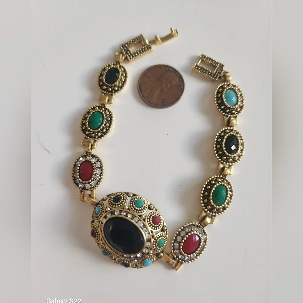 NEW! Starry Chic Vintage Bracelet – Glam Up Your Look!